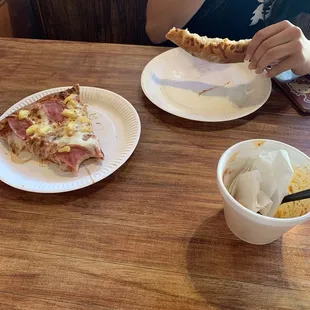 Hawaiian pizza (cheese, ham, pineapple)