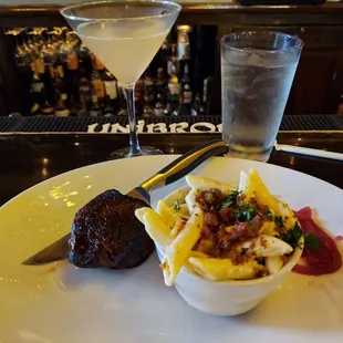 6 oz sirloin with a side of gouda mac and cheese. Not worth $35.