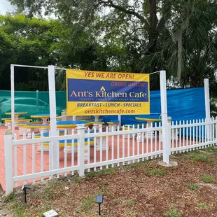 Ant's Kitchen Cafe - patio / banner