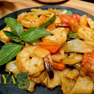 a plate of shrimp and vegetables