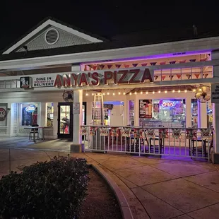 the outside of a restaurant at night