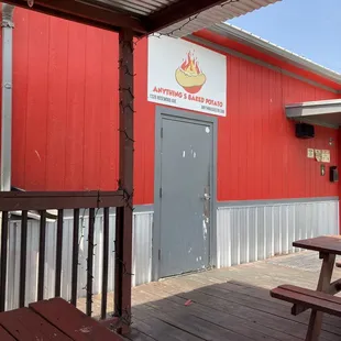 the outside of a restaurant