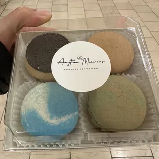 4 macaron sandwiches in each.