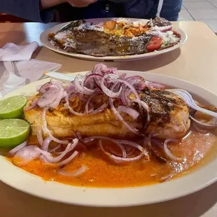 Torta ahogada y enchiladas con carne