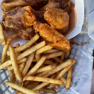 Hot wings with fries