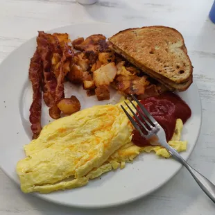 a plate of breakfast food