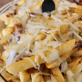 Chili cheese fries w onions