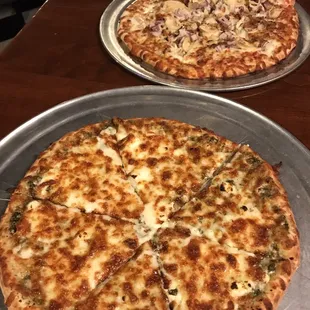 The green and white 10" pizza (front) and the gangster 10" pizza at Apollo pizza.