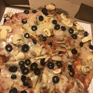 Gluten free 10&quot; cold rubbery pizza with cheap canned mushrooms