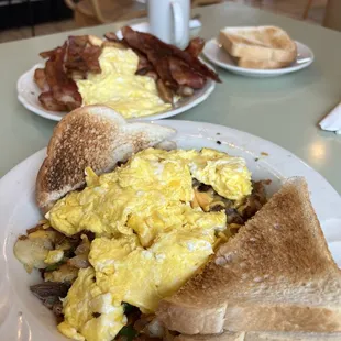 a plate of breakfast food