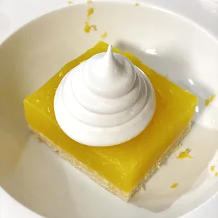 Lemon bar with merengue