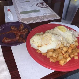 Biscuits and gravy. Added eggs and bacon. Good flavor. A little dry so I asked for extra gravy and that was perfect.