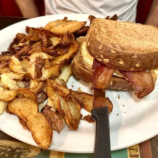 Bacon, egg &amp; cheese breakfast sandwich