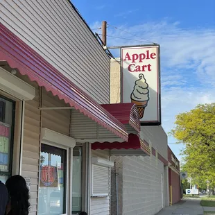 the front of an ice cream shop