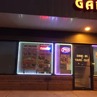the front of the restaurant at night