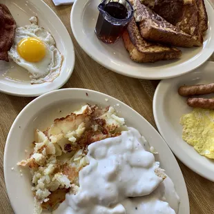 a plate of breakfast food