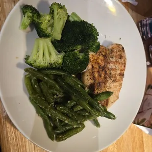 Grilled Chicken Breast, Steamed Broccoli, and Garlicky Green Beans