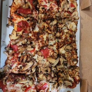 Square deep dish pepperoni sausage onion and wait for it....DOUBLE fricken mushrooms! Best I've had in a very long time.