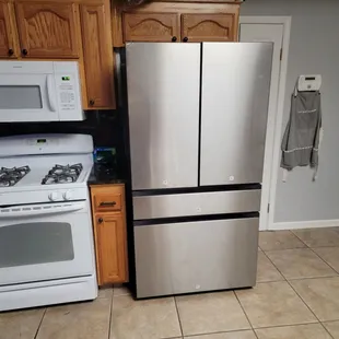 Bespoke 4-Door French Door Refrigerator (29 cu. ft.) with Beverage Center™ in Stainless Steel