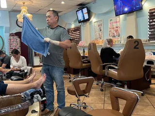 Deluxe Nail Salon