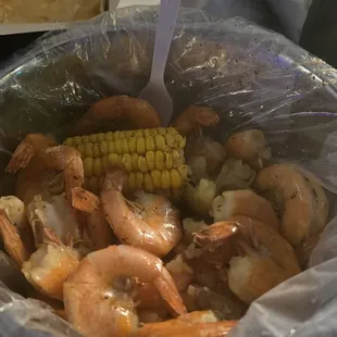 1-lb of shrimp w/ 1 corn + 2 potatoes