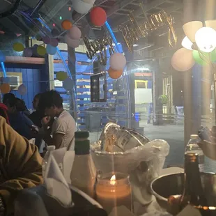 Ambiance in the big pod w/ strangers