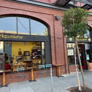 Lovely windows that open all the way up for fresh air. Oct 2023