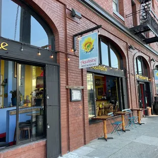 Lovely windows that open all the way up for fresh air. Oct 2023