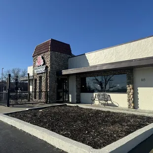the outside of a restaurant