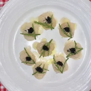 Carpaccio Di Capesante - Hokkaido scallop sashimi, sea asparagus, red onions &amp; tobiko caviar with light champagne dressing $27
