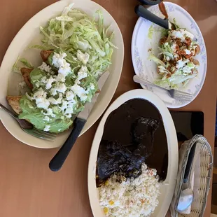 Moletes, mole negro, taquitos.