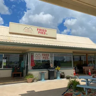 the outside of a restaurant