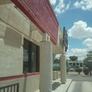 the outside of a restaurant