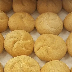 a tray of freshly baked buns