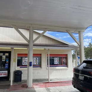 a car parked in front of a convenience store