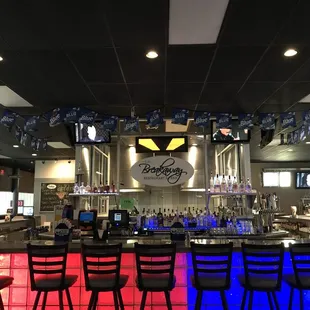 STATE OF THE ART PIZZA KITCHEN IN THE MIDDLE OF THE BAR!