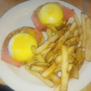 Smoked salmon Benedict with fries