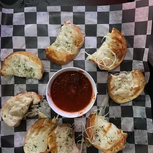 Alfredo cheesy bread.