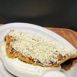 Sweet corn cake with handmade cheese / cachapa con queso de mano