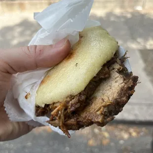 Asado negro arepa