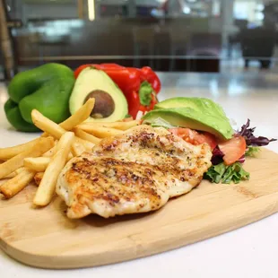 Tocuyo.
Chicken Breast, Salad, Fríes.