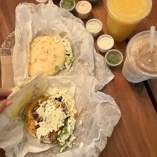 Dos arepas, jugo, chicha, y salsas