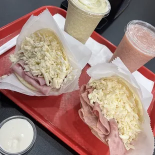 Queso Paisa (White Cheese) y jamón (ham)