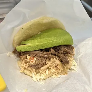 Arepa rellena de carne, pollo, queso y aguacate