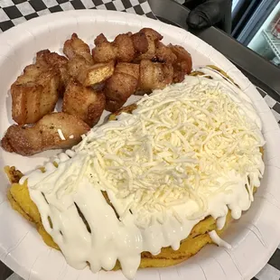 Cachapa con queso, nata y cochino frito...