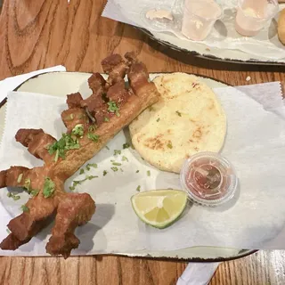 Chicharon con Arepa