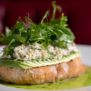 a sandwich with avocado on it