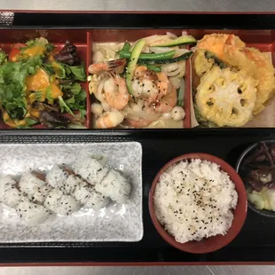 BENTO: SEAFOOD, MIXED TEMPURA, SPICY TUNA ROLL