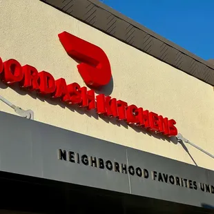 The sign to look for, yes you can eat here.