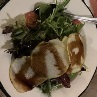 MIXED MARKET GREENS AND PEARS SALAD